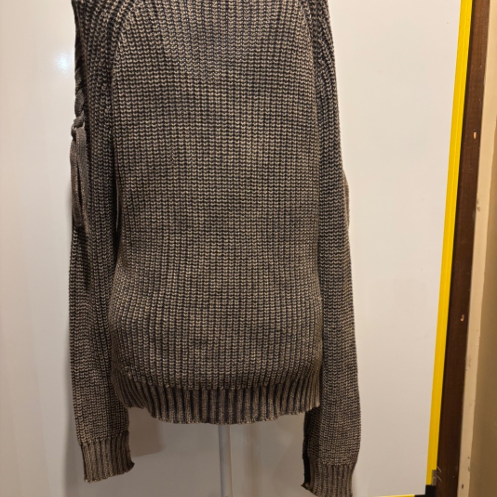 Romeo & Juliet Couture Small Sweater - Picture 5 of 6